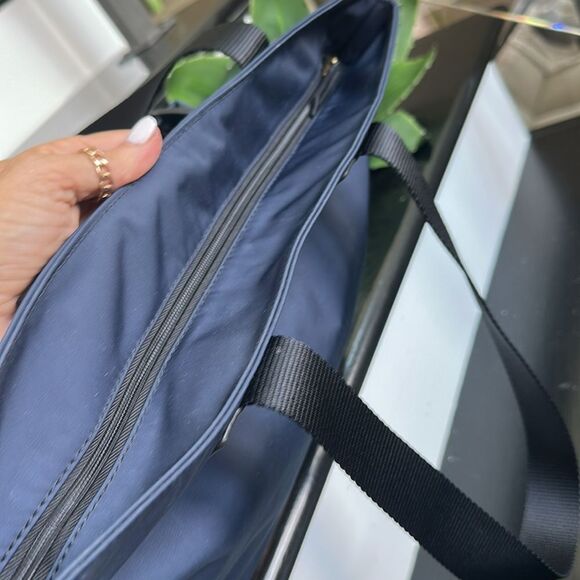 Fossil Navy Nylon Shoulder Tote Bag – Travel, Gym, Diaper Bag – Like New - Picture 8 of 10